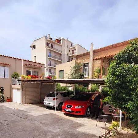 Mansion With Garden Сasa de vacaciones